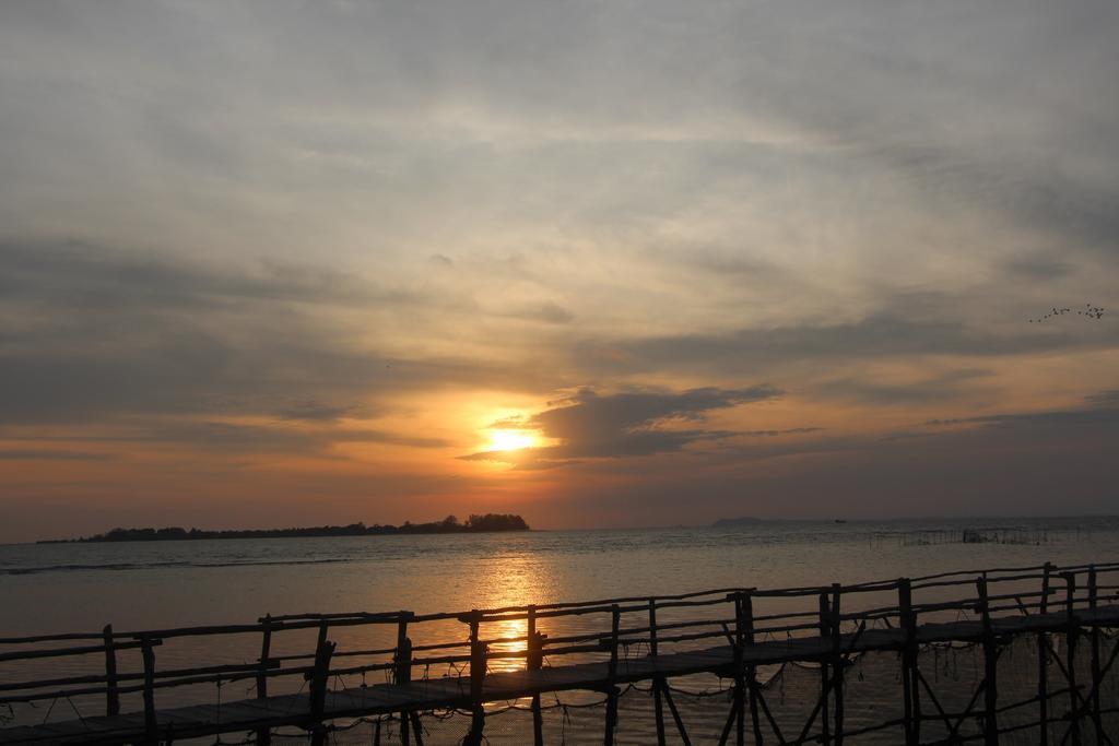 Bintan Laguna Restaurant And Resort Teluk Bakau Exterior photo